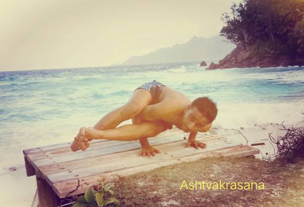 Astavakrasana